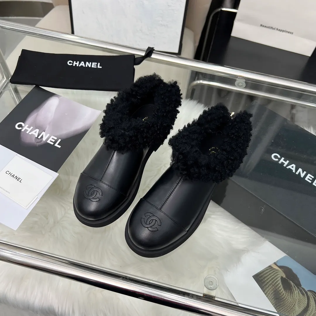 👟👟Ex-factory price 540👟👟 High version of Chanel CHANEL, 🌞🌞🌞Xiaoxiang’s latest 2025 autumn and winter short boots, a must-have item for this autumn and winter season! ! Ms. Chanel loves simple yet irresistible combinations to show her unique style. Mix and match freely to shine⚡Follow Grandma’s fashion steps! ! ! The top-notch craftsmanship and texture are perfectly presented. No matter any details, you can compare them with the counters. The best quality products can be entered and exited from the counters at will! ! ❶Material: imported cowhide/cow suede/wool ❷Lining: sheepskin lining ❸Feet: sheepskin ❹Outsole: original molded sole ❺Heel height: 3cm ❻Number of yards: 35-40 (40 and 41 are customized and non-refundable)